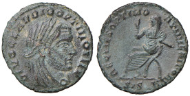 Divo Claudio (268-270) Follis (età di Costantino, Siscia) Testa velata e laureata a d. - R/ L’imperatore seduto a s. - RIC 43 AE (g 1,48)
BB+