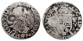 MONARQUÍA ESPAÑOLA. FELIPE II. 1/5 de escudo. AR. Dordrecht. 1572. Resello de león en anv. 6,52 g. VICENTI 858. Muy escasa. BC+