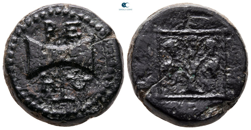 Kings of Thrace. Teres II 356-342 BC. 
Bronze Æ

22 mm, 14,00 g

Labrys / F...