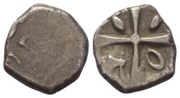 Gallien. Volcae-Tectosages.

 Drachme (Silber). 2. - 1. Jhdt. v. Chr.
Vs: Leicht stilisierter Kopf links.
Rs: Kreuz in den Winkeln, je eine Sichel...