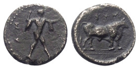 Lukanien. Sybaris.

 Triobol (Silber). Ca. 446 - 440 v. Chr.
Vs: Poseidon mit erhobenem Dreizack nach rechts stehend.
Rs: Stier nach rechts stehen...