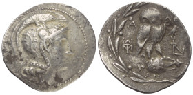 Attika. Athen.

 Tetradrachme (Silber). Ca. 141 - 140 v. Chr.
Vs: Kopf der Athena mit attischem Helm rechts.
Rs: Eule auf liegender Amphora nach r...