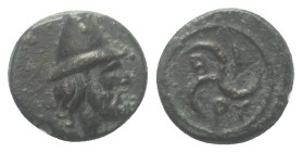 Troas. Birytis.

 Bronze. Ca. 350 - 300 v. Chr.
Vs: Kopf eines bärtigen Kabiren mit Pilos links.
Rs: Triskeles in Kreis.

10 mm. 1,03 g. 

BMC...