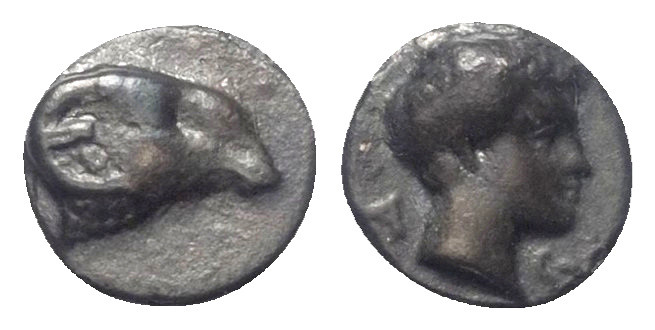 Karien. Halikarnassos (?).

 Hemiobol (Silber). Ca. 400 - 340 v. Chr.
Vs: Wid...