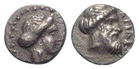 Kilikien. Nagidos.

 Obol (Silber). Ca. 400 - 380 v. Chr.
Vs: Kopf der Aphrodite mit Sphendone rechts.
Rs: Kopf des bärtigen Dionysos rechts.

9...
