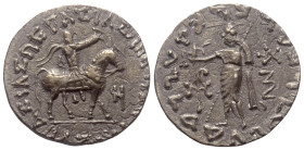 Indo-Skytische Könige. Azes (58 - 12 v. Chr.).

 Tetradrachme (Silber). Taxila (?).
Vs: Skythischer König mit erhobenem Arm nach rechts reitend.
R...