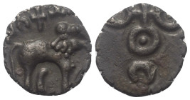 Indische Dynastien. Satavahanas. Satakarni I. (Satakanisa).

 Karshapana (Billon). 1. Jhdt. v. Chr.
Vs: Elefant nach rechts; Schriftzug in Prakrit-...