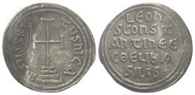 Leo IV. der Khazar (775 - 780 n. Chr.).

 Miliaresion (Silber). 775 - 780 n. Chr. Constantinopolis.
Vs: Kreuz auf dreistufiger Basis; das Ganze in ...