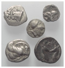 Griechische Münzen - Lots.


Unter anderem: Kyzikos / Pergamon (Mysien) / Ephesos (Ionien).

Lot (5 Stück, Silber): Diobol, Obol, Hemiobol; ca. 6...