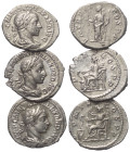 Römische Münzen - Lots. Kaiserzeit.


Lot (3 Stück, Silber): Severus Alexander Denare (222 - 235 n. Chr.).

Sehr schön, ein Stück besser.

Verk...
