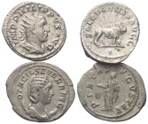 Römische Münzen - Lots. Kaiserzeit.


Lot (2 Stück, Silber): Antoniniane des Philippus I. Arabs (244 - 249 n. Chr.) und Otacilia Severa (Kaiserin 2...