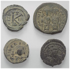 Byzantinische Münzen - Lots.


Verschiedene Herrscher.

Lot (4 Stück, Bronze): ca. 6. - 7. Jhdt. n. Chr.

Sehr schön.

Verkauft wie besehen, ...