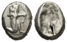 ACHAEMENID EMPIRE, Time of Xerxes II to Artaxerxes II. (Circa 420-320 BC ) AR Siglos (15mm, 4.38 g) Obv: Persian king or hero, wearing kidaris and kan...