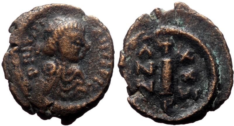 Justinian I. AE, Decanummium (Bronze, 2.70 g. 17 mm.) Uncertain mint. 527-565 AD...