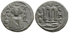 ISLAMIC. Arab-Byzantine (Circa 685-692). 4,7 g. 20,1 mm. Fals. Hims (Emesa).
Obv: Crowned and draped imperial bust facing, holding globus cruciger. R...