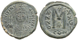 JUSTINIAN I.(527-565).Constantinople.Follis. 18,6 g. 32,6 mm.
Obv : D N IVSTINIANVS P P AVC. Helmeted, cuirassed bust facing, holding cross on globe ...