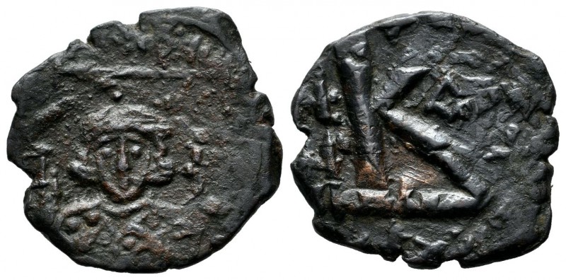 Justinian II. 705-711 AD. Second Reign. AE Half Follis - 20 Nummi (22mm, 3.43g)....