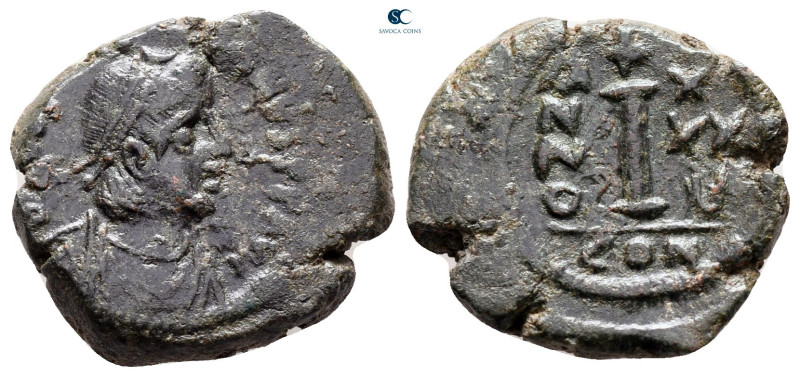 Justinian I AD 527-565. Constantinople
Decanummium Æ

18 mm, 4,37 g



ve...
