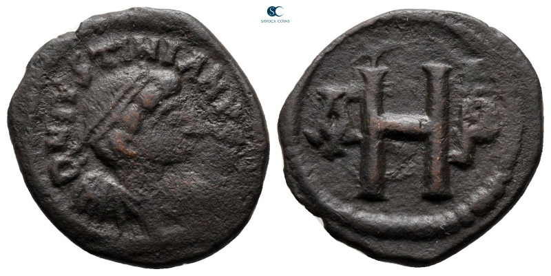 Justinian I AD 527-565. Thessalonica
8 Nummi Æ

19 mm, 2,79 g



nearly v...