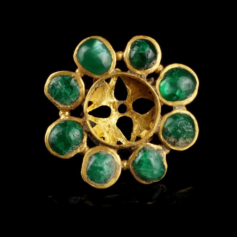 Roman Gold Disc with Emeralds
1st-3rd century CE
Gold, Emerald, 18 mm, 1,64 g...