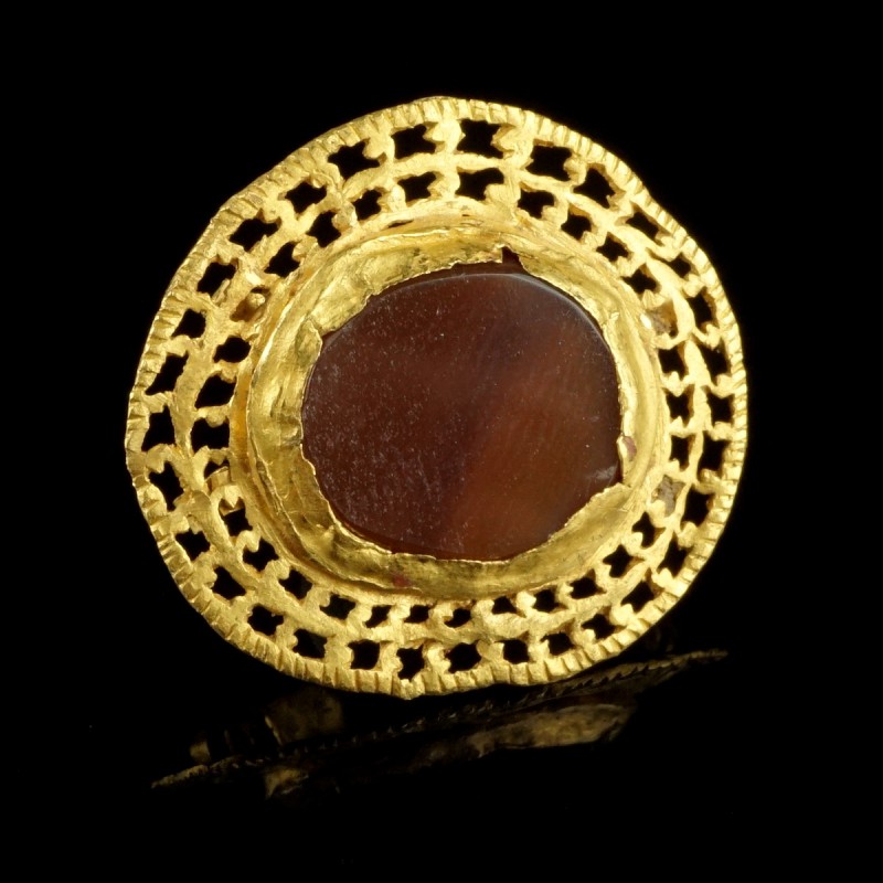 Roman Gold Medaillon
1st-3rd century CE
Gold, Carnelian, 26 mm, 5,15 g
Openwo...