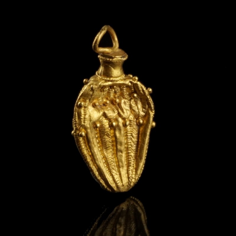Roman Gold Pendant
1st-3rd century CE
Gold, 16 mm, 0,69 g
Intact and wearable...