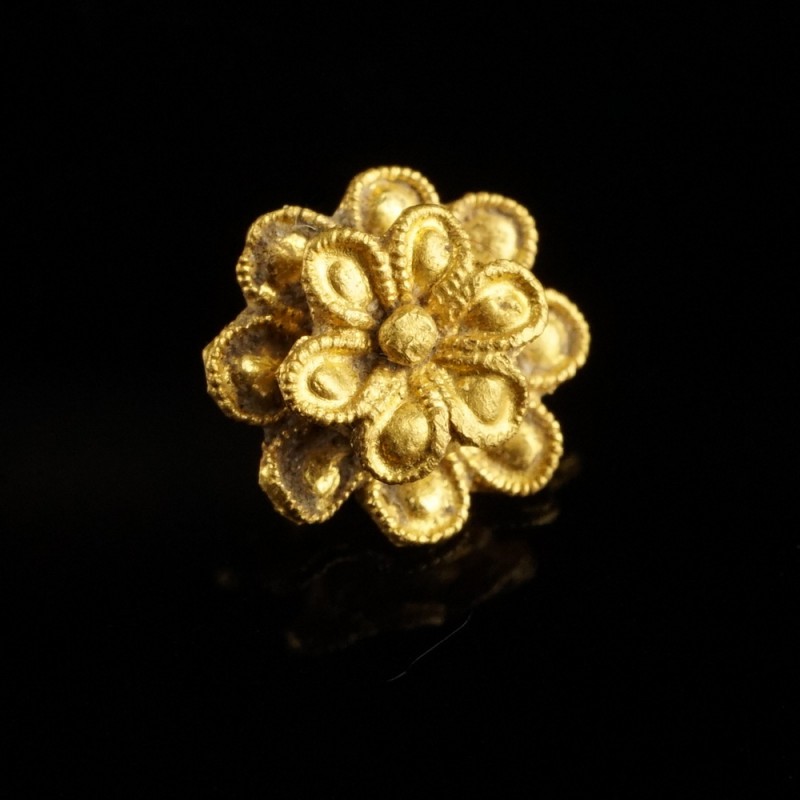 Roman Gold Decoration
1st-3rd century CE
Gold, 6 mm, 0,25 g
Probably part of ...
