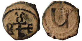 Tiberius II Constantine, 578-582. Pentanummium (bronze, 1.72 g, 14 mm), Theoupolis (Antioch). Monogram. Rev. Large Ч; cross above. DOC –; MIBE –; SB –...