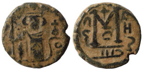 Ummayad Califate. 661-680. Fals (bronze, 5.14 g, 19 mm), Arab-Byzantine type, Hims. Imperial figure standing facing, wearing crown surmounted by cross...