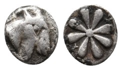 AEOLIS. Kyme. (4th century BC). AR Hemiobol.
Obv: Head of goat right.
Rev: K - Y.
Floral pattern.
Numismatik Naumann 78, lot 240.(Obol)
Condition...