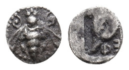 IONIA. Ephesos. (Circa 500-420 BC). AR Tetartemorion.
Obv: Bee.
Rev: Ε Φ.
Head of eagle right within incuse square.
SNG Kayhan 126-9.
Condition:F...