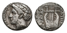 IONIA. Kolophon. (Circa389-350 BC). AR Diobol.
Obv: Head of Apollo l. in dottedborder.
Rev: ΚΟΛΟΦΩ;
Lyre, to r., […]ΛΙΝ[…]
SNG Cop., 141-42.
Cond...