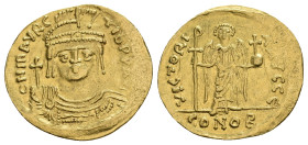 MAURICE TIBERIUS, 582-602 AD. AV, Solidus. Constantinople.
Obv: δ N MAVRC TIЬ P P A[VG].
Draped and cuirassed facing bust, wearing plumed helmet and...
