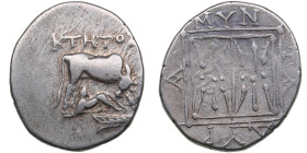 Illyria, Epidamnos (Dyrrhachion) AR Drachm c. 275-210-48 BC.
3.07g. 19mm. VF-/VF. Obv. ΚΤΗΤΟΣ, Cow standing right, sucking calf standing left. / Rev. ...