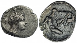 CALABRIA. Tarento. Dióbolo (S. IV-III a.C.). A/ Cabeza de Atenea con casco a der. R/ Heracles luchando con león. AR 1,06 g. COP-972/973. SBG-352. Cosp...