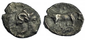 LUCANIA. Thorium. Dióbolo (S.IV a.C.). A/ Cabeza de Atenea con casco a der. R/ Toro. AR 1,12 g. COP-1478/1488. SBG-449. MBC-.
