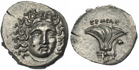 ISLAS DE CARIA. Rodas. Dracma (304-189 a.C.). A/ Cabeza de Helios de frente a der. R/ Rosa; EPMIDS. AR 2,58 g. COP-785 vte. SBG-5052 vte. Pequeña grie...