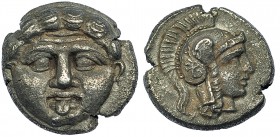 PISIDIA. Selge. Óbolo (400-333 a.C.). A/ Gorgona. R/ Cabeza de Atenea con casco a der. AR-0,96 g. COP-246 vte. SBG-5476. MBC+.