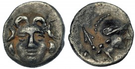 PISIDIA. Selge. Óbolo (300-190 a.C.). A/ Gorgona. R/ Atenea con casco a der.; detrás, punta de lanza. AR 0,71 g. COP-254. SBG-5479. Pátina irregular. ...