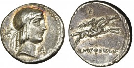 CALPURNIA. Denario. Roma (90-89 a.C.). R/ Letra K encima del caballo; L. PISO. FRVGI. FFC-306. SB-11. MBC+.