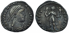 VALENTINIANO I como Augusto. Silicua. Lugdunum (364-375). R/ Valentiniano con atuendo militar sosteniendo Victoria y estandarte; RESTITVTOR REIP. SB-1...