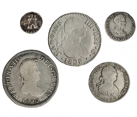 Lote de 5 monedas de plata. 1/4 de real. 1820. Lima; 1/2 real. 1831. Sevilla; 1 ...