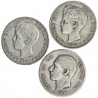 Lote de 3 monedas de 1 peseta. Alfonso XII, 1882; Alfonso XIII, 1900*19-00 (2). MBC-/MBC.