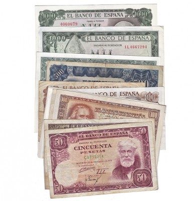 Lote de 18 billetes. 50 pesetas 1951; 100 pesetas (13): 1946, 1948 (2), 1953, 19...