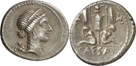 (46-45 a.C.). Julio César. Denario. (Spink 1404) (S. 13) (Craw. 468/1). 4,02 g. MBC+.