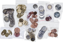 Juan Carlos I. Lote de 95 monedas: 1, 2, 5, 10, 20, 50 céntimos y 1, 2, 12 euros, alguna pieza de país extranjero. También se adjuntan pruebas de 500 ...