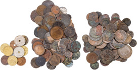Lote de 130 cobres, casi todos españoles, de diferentes reinados (Austrias, Borbones, Centenario, etc...). También se adjuntan 11 monedas de la II Rep...