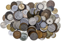 Lote de 200 monedas de diversos países en varios metales. A examinar. MC/MBC+.