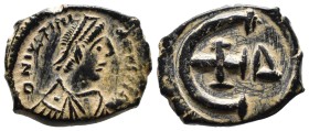 (Bronze, 2.56g 16mm)

JUSTINIAN I (527-565) Nummus