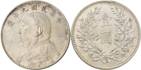 China: 1 Dollar (Yuan) Präsident Yuan Shih-Kai, Year 9 (1920), KM# Y 329. Gewicht 26,63 g. Kleine Kratzer, sonst vorzüglich.
 [differenzbesteuert]